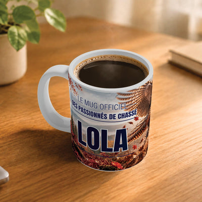 Café fumant dans le mug chasse posé sur un bureau en bois : la phrase « Le mug officiel des passionnés de chasse » et son prénom en grandes capitales, mug livré chez vous (exemple)