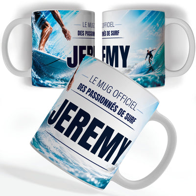 Mug surf vu de face et de dos : surfeur dans l'écume, « Le mug officiel des passionnés de surf » et votre prénom, imprimés sur céramique blanche et livrés chez vous (exemple)