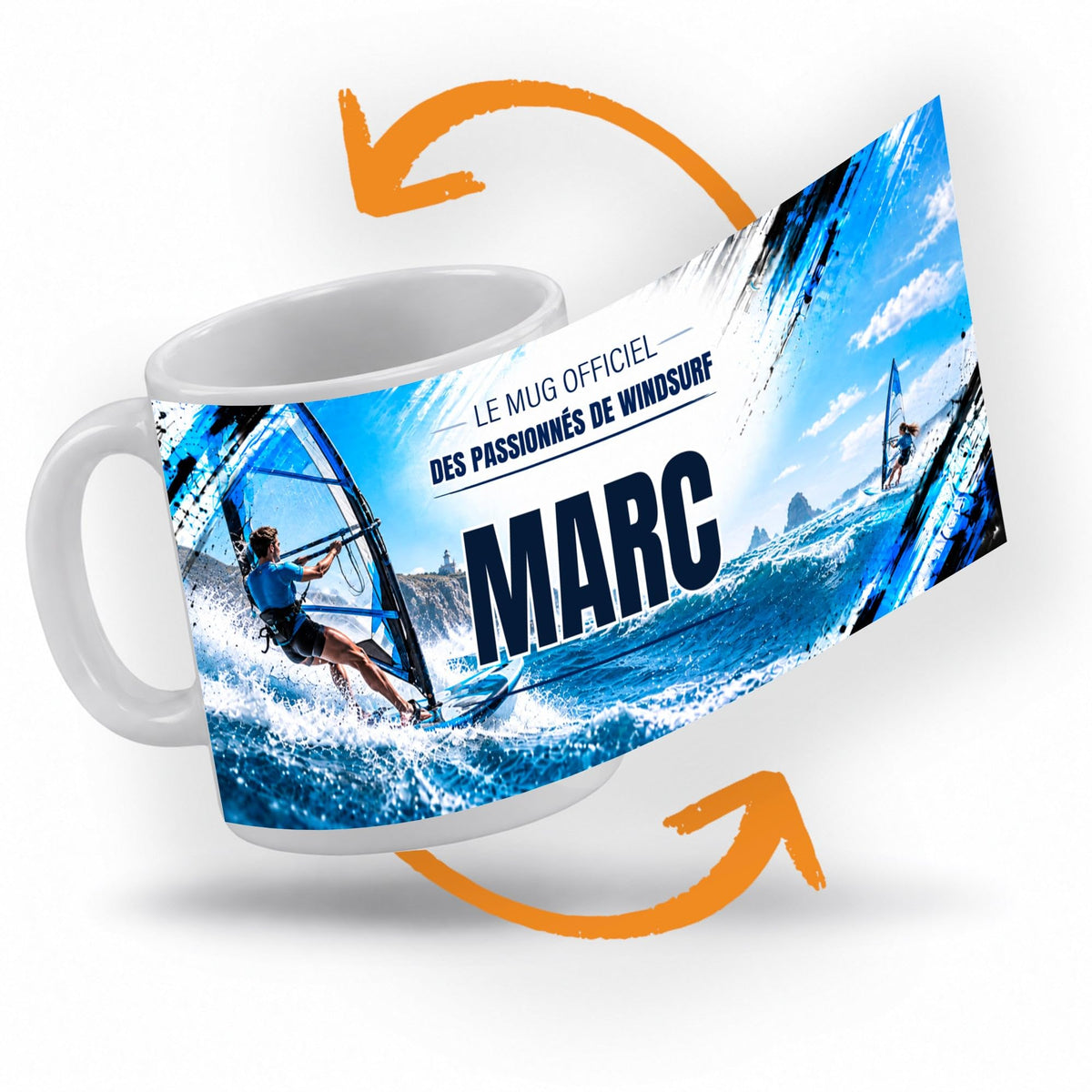 Décor windsurf imprimé à 360° sur le mug : un véliplanchiste qui file sur une mer bleue agitée, des reliefs à l'horizon ; prénom au centre, livré chez vous (exemple)