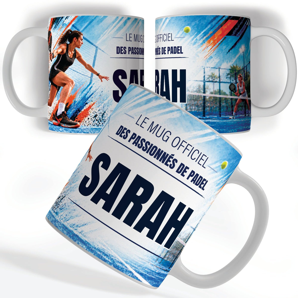 Mug padel femme vu de face et de dos : joueuse de padel en pleine frappe, « Le mug officiel des passionnés de padel » et votre prénom, imprimés sur céramique blanche et livrés chez vous (exemple)