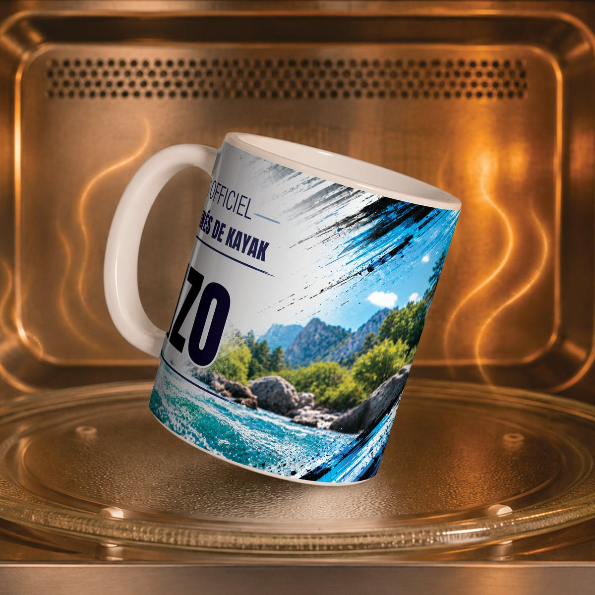 Mug kayak dans un four à micro-ondes, on y voit la rivière et ses rochers : compatible micro-ondes, aussi en version magique révélée par la chaleur ; livré chez vous (exemple)