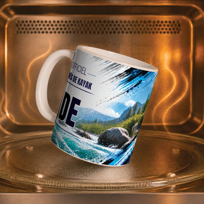 Mug kayak dans un four à micro-ondes, on y voit la rivière de montagne : compatible micro-ondes, aussi en version magique révélée par la chaleur ; livré chez vous (exemple)