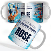 Mug aquagym personnalisé avec prénom, vu sous trois angles : un cours d'aquagym, haltères en mousse levés, décor imprimé à 360° sur céramique blanche ; livré chez vous (exemple)