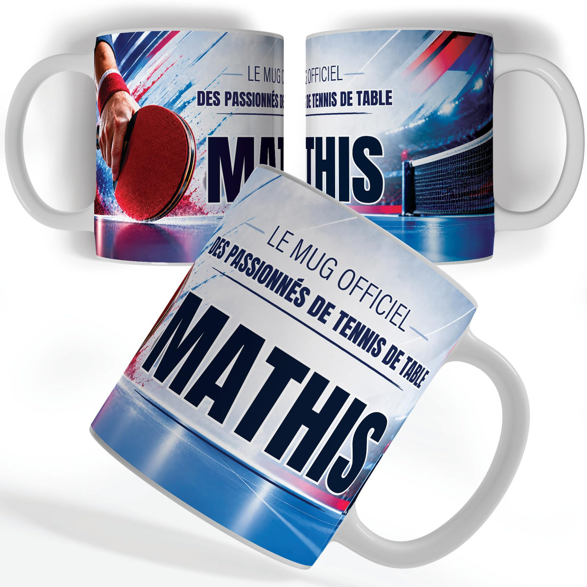 Mug tennis de table vu de face et de dos : main au poignet éponge et raquette rouge, « Le mug officiel des passionnés de tennis de table » et votre prénom, imprimés et livrés chez vous (exemple)