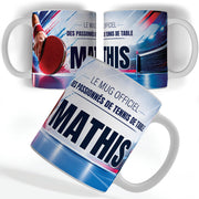 Mug tennis de table vu de face et de dos : main au poignet éponge et raquette rouge, « Le mug officiel des passionnés de tennis de table » et votre prénom, imprimés et livrés chez vous (exemple)