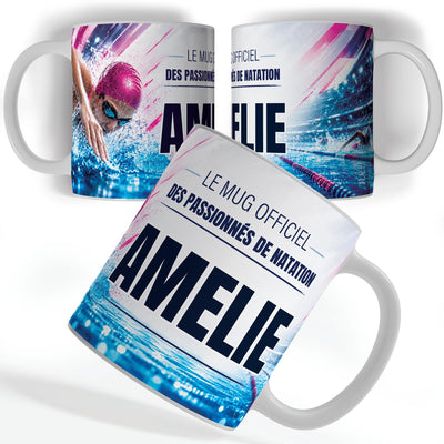 Mug natation femme vu de face et de dos : nageuse au bonnet rose, « Le mug officiel des passionnés de natation » et votre prénom, imprimés sur céramique blanche et livrés chez vous (exemple)