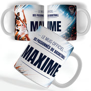 Mug basket personnalisé avec prénom, vu sous trois angles : un joueur qui s'élève ballon en main, décor imprimé à 360° sur céramique blanche ; livré chez vous (exemple)