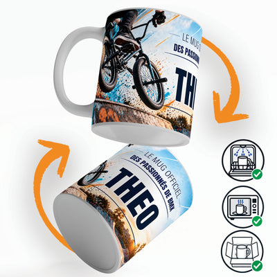 Mug BMX personnalisé qui tourne sur lui-même, avec trois pictogrammes : lave-vaisselle, micro-ondes et mug calé dans son emballage pour la livraison chez vous (exemple)