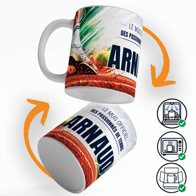 Mug tennis vu sous deux angles, prénom et texte au choix ; compatible lave-vaisselle et micro-ondes, expédié calé dans une boîte en carton jusque chez vous (exemple)