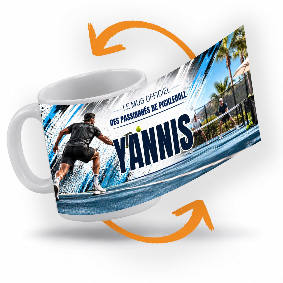 Décor pickleball imprimé à 360° sur le mug : un joueur de pickleball lancé vers la balle sur un court bleu, des palmiers et un ciel clair en fond ; prénom au centre, livré chez vous (exemple)