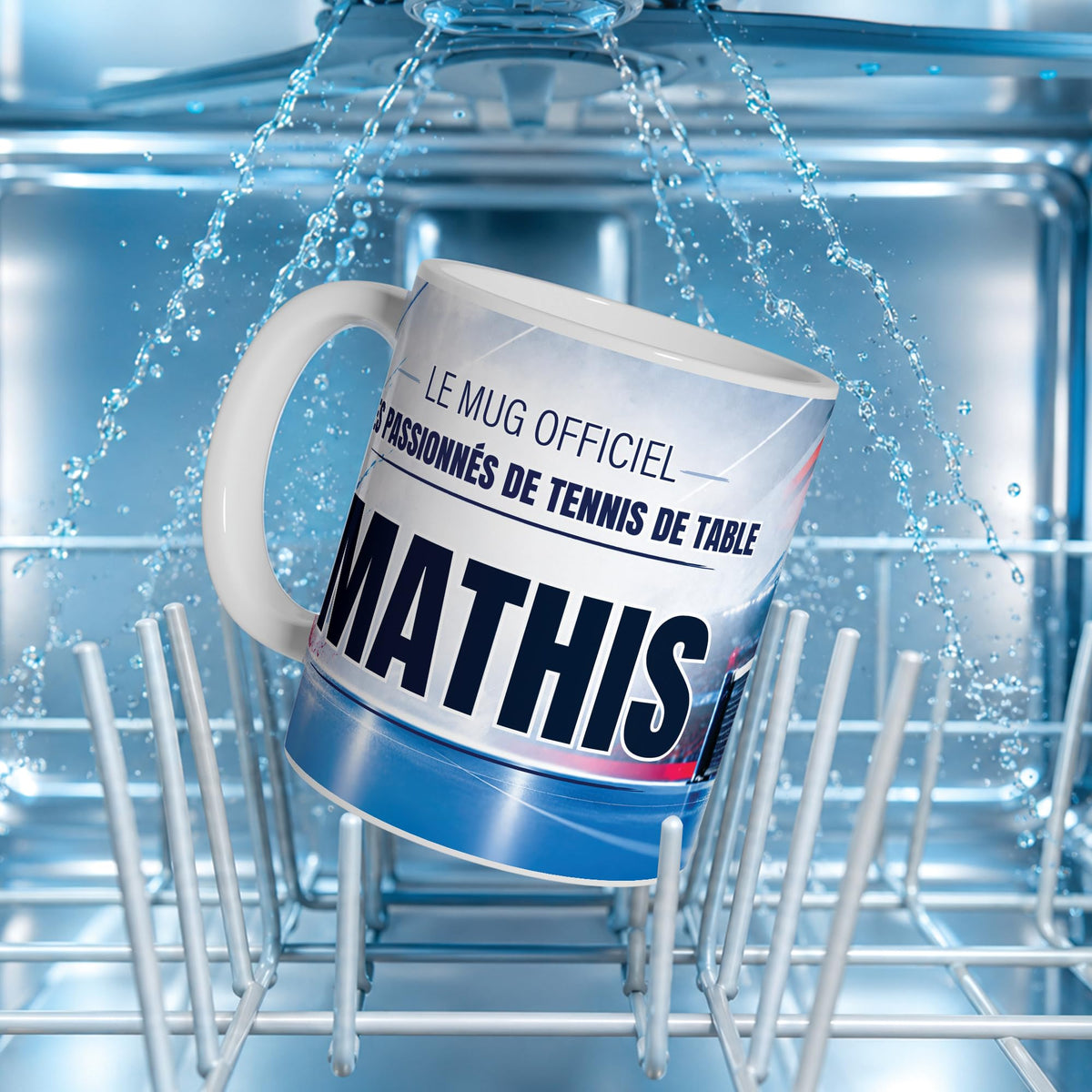 Mug tennis de table au prénom posé dans un lave-vaisselle : l'impression du décor supporte le lavage en machine ; personnalisé avec votre texte puis livré chez vous (exemple)