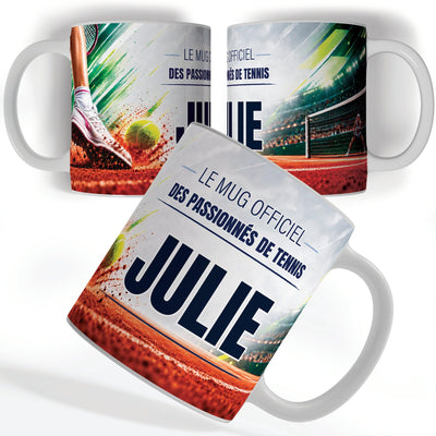 Mug tennis femme vu de face et de dos : balle soulevant la terre battue, « Le mug officiel des passionnés de tennis » et votre prénom, imprimés sur céramique blanche et livrés chez vous (exemple)