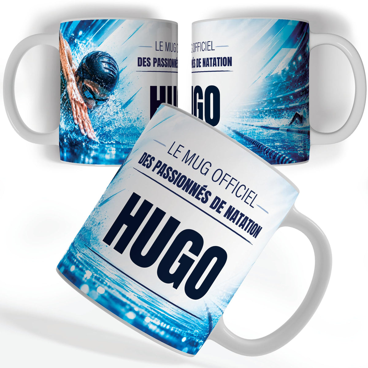Mug natation vu de face et de dos : nageur en plein crawl, « Le mug officiel des passionnés de natation » et votre prénom, imprimés sur céramique blanche et livrés chez vous (exemple)
