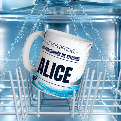 Mug kitesurf femme au prénom posé dans un lave-vaisselle : l'impression du décor supporte le lavage en machine ; personnalisé avec votre texte puis livré chez vous (exemple)