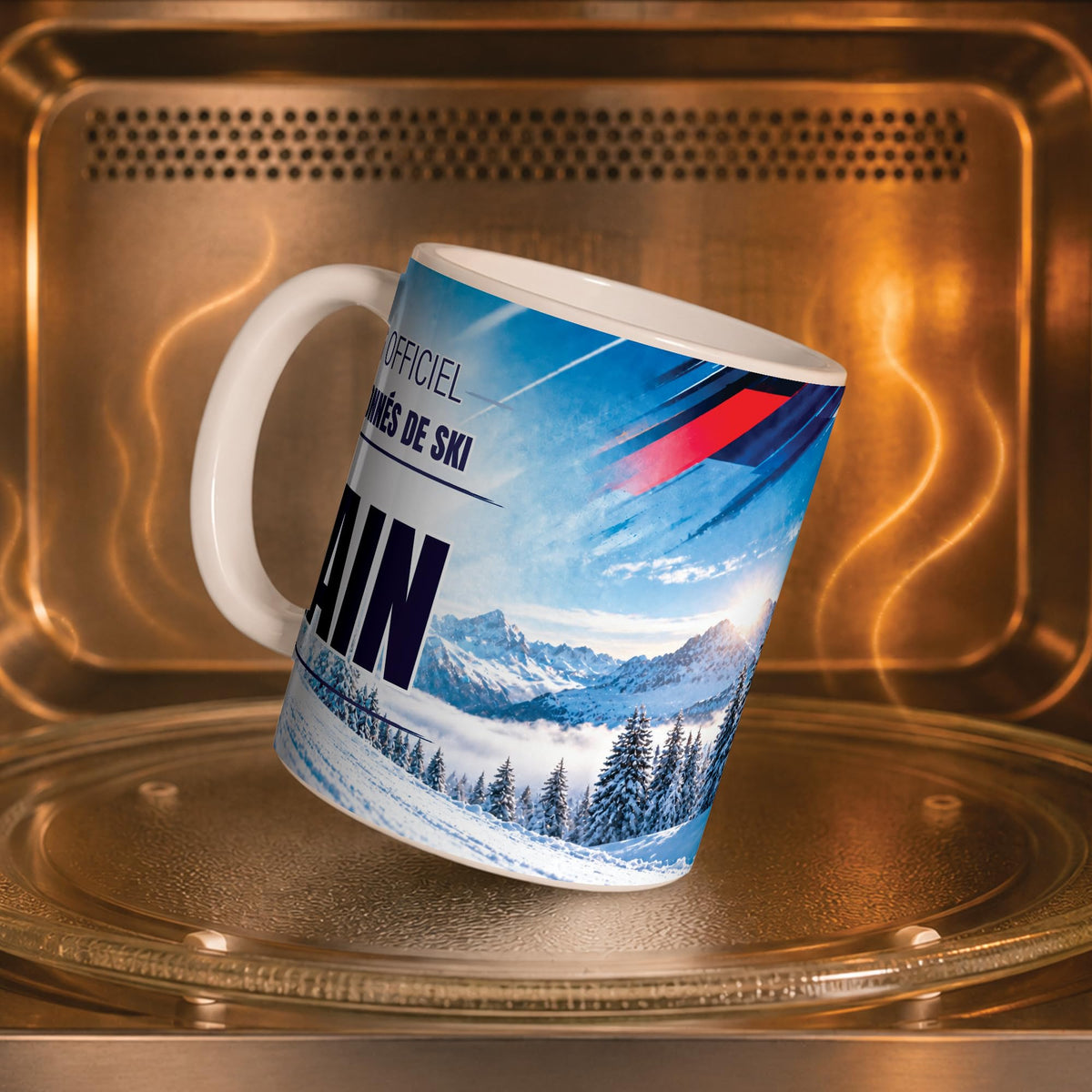 Mug ski personnalisé dans un four à micro-ondes, pour réchauffer café ou thé ; décor imprimé tout autour de la tasse en céramique, livré chez vous (exemple)
