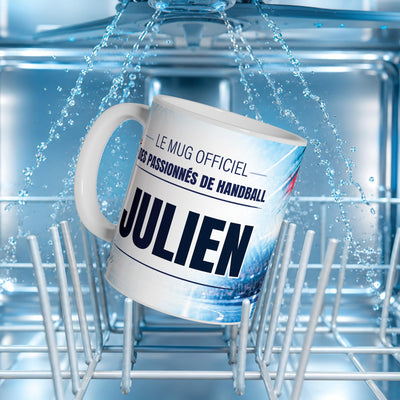 Mug handball au prénom dans le panier d'un lave-vaisselle : impression compatible lave-vaisselle ; neuf textes au choix, dont vos propres phrases, livré chez vous (exemple)
