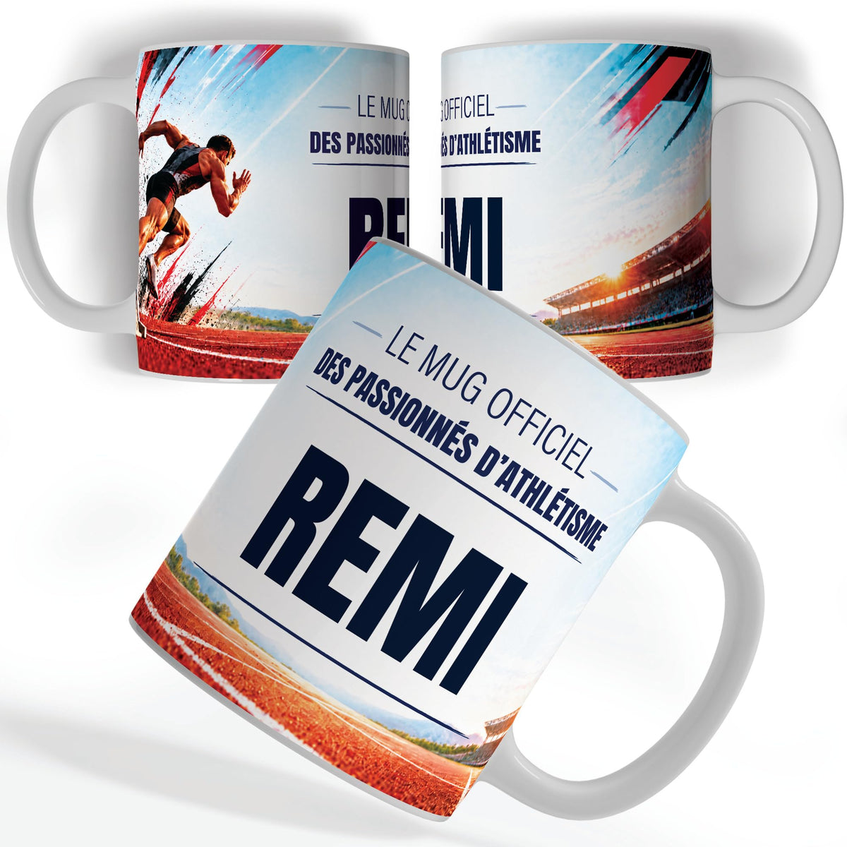 Mug athlétisme personnalisé avec prénom, vu sous trois angles : un sprinteur qui jaillit des starting-blocks, décor imprimé à 360° sur céramique blanche ; livré chez vous (exemple)