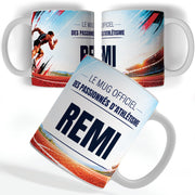 Mug athlétisme personnalisé avec prénom, vu sous trois angles : un sprinteur qui jaillit des starting-blocks, décor imprimé à 360° sur céramique blanche ; livré chez vous (exemple)