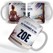 Mug yoga vu de face et de dos : pratiquante de yoga assise en tailleur, « Le mug officiel des passionnés de yoga » et votre prénom, imprimés sur céramique blanche et livrés chez vous (exemple)