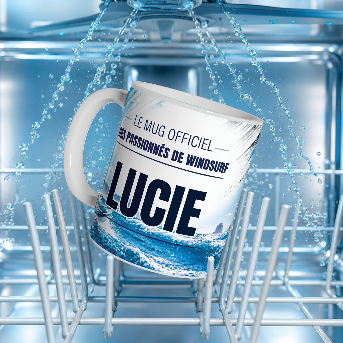 Mug windsurf femme au prénom posé dans un lave-vaisselle : l'impression du décor supporte le lavage en machine ; personnalisé avec votre texte puis livré chez vous (exemple)