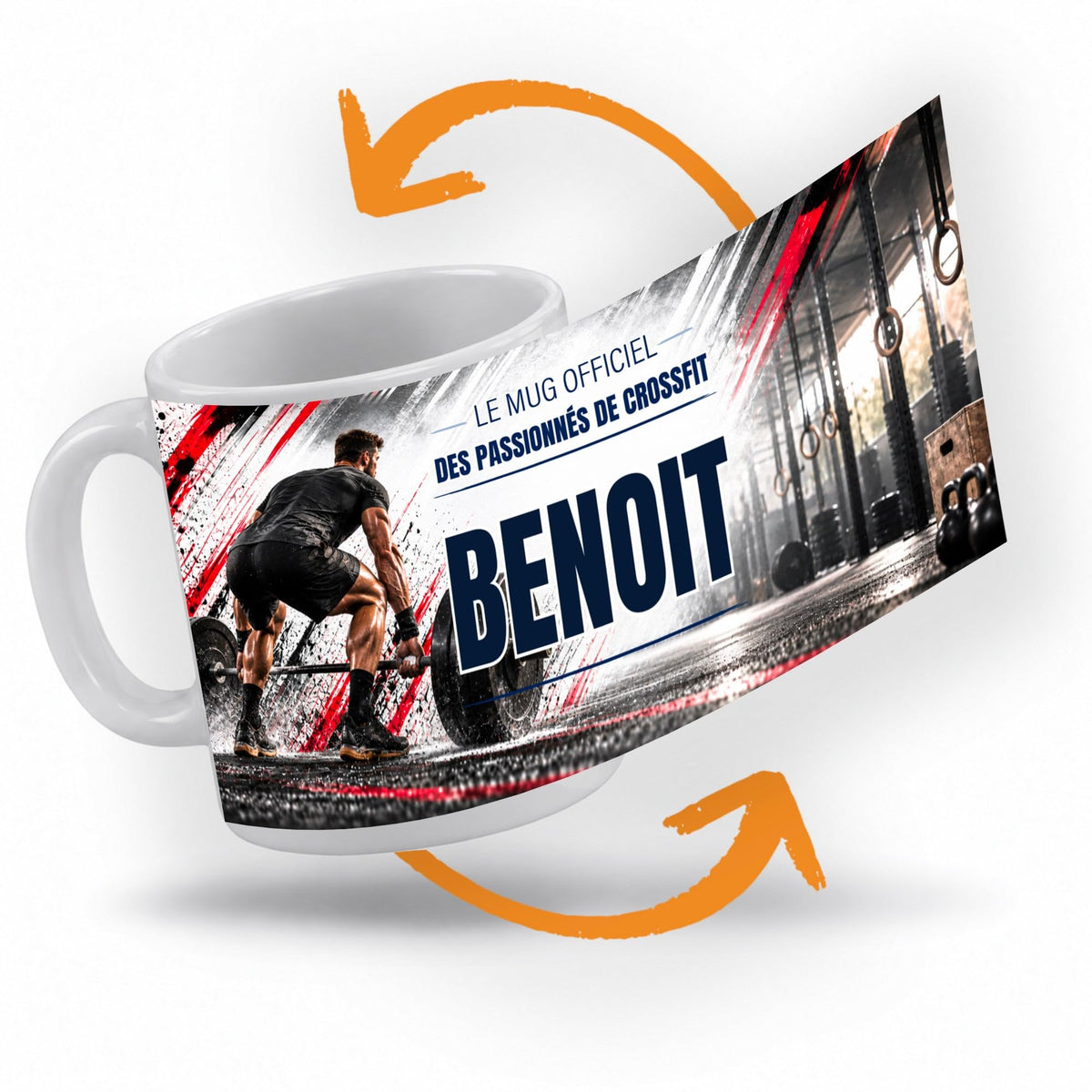 Décor façon CrossFit déroulé à 360° autour du mug : une salle avec anneaux et kettlebells, touches rouges et noires, votre texte et son prénom au centre ; imprimé puis livré chez vous (exemple)