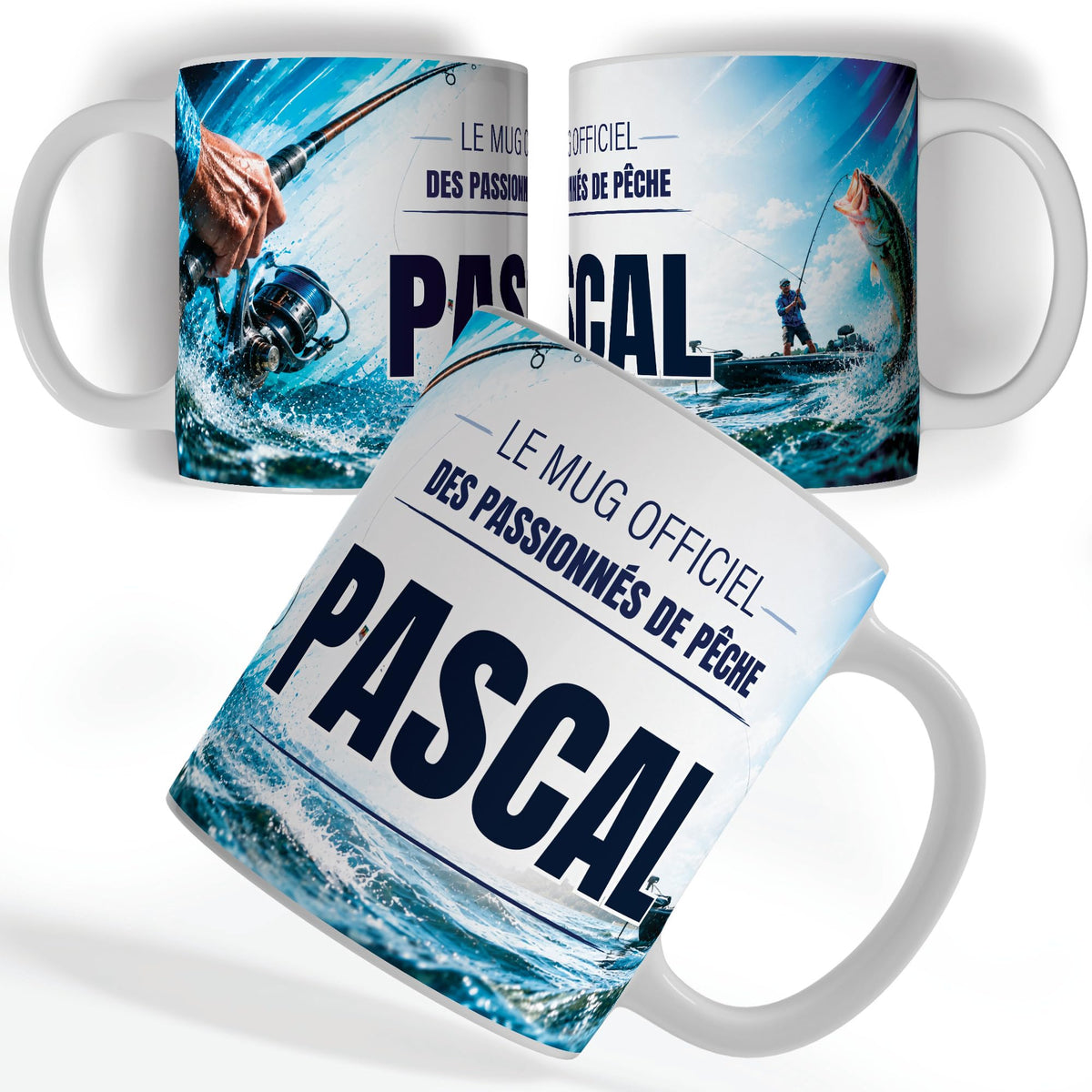 Mug pêche vu de face et de dos : moulinet et poisson qui jaillit, « Le mug officiel des passionnés de pêche » et votre prénom, imprimés sur céramique blanche et livrés chez vous (exemple)