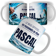 Mug pêche vu de face et de dos : moulinet et poisson qui jaillit, « Le mug officiel des passionnés de pêche » et votre prénom, imprimés sur céramique blanche et livrés chez vous (exemple)