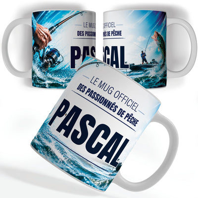 Mug pêche vu de face et de dos : moulinet et poisson qui jaillit, « Le mug officiel des passionnés de pêche » et votre prénom, imprimés sur céramique blanche et livrés chez vous (exemple)