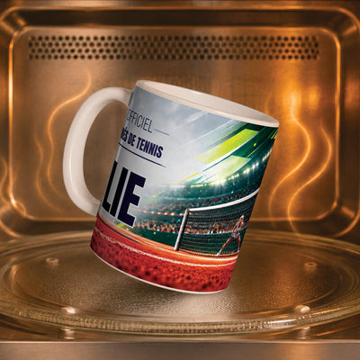 Mug tennis femme personnalisé dans un four à micro-ondes, pour réchauffer café ou thé ; décor imprimé tout autour de la tasse en céramique, livré chez vous (exemple)