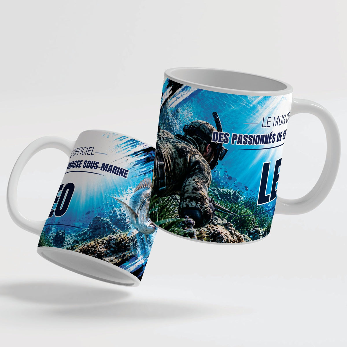 Le mug chasse sous-marine vu de deux côtés, en céramique blanche : prénom et texte au choix ; anse et intérieur blancs, noirs, rouges, bleus, verts, roses ou dorés ; livré chez vous (exemple)
