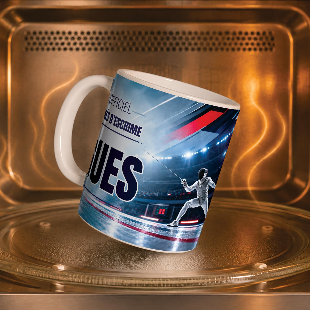 Mug escrime dans un four à micro-ondes, on y voit la salle et ses tribunes : compatible micro-ondes, aussi en version magique révélée par la chaleur ; livré chez vous (exemple)