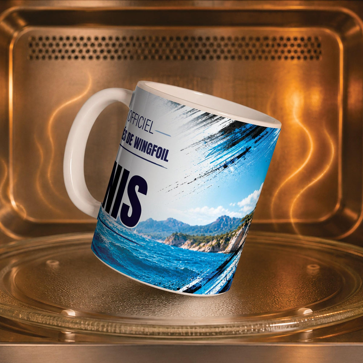 Mug wingfoil personnalisé dans un four à micro-ondes, pour réchauffer café ou thé ; décor imprimé tout autour de la tasse en céramique, livré chez vous (exemple)