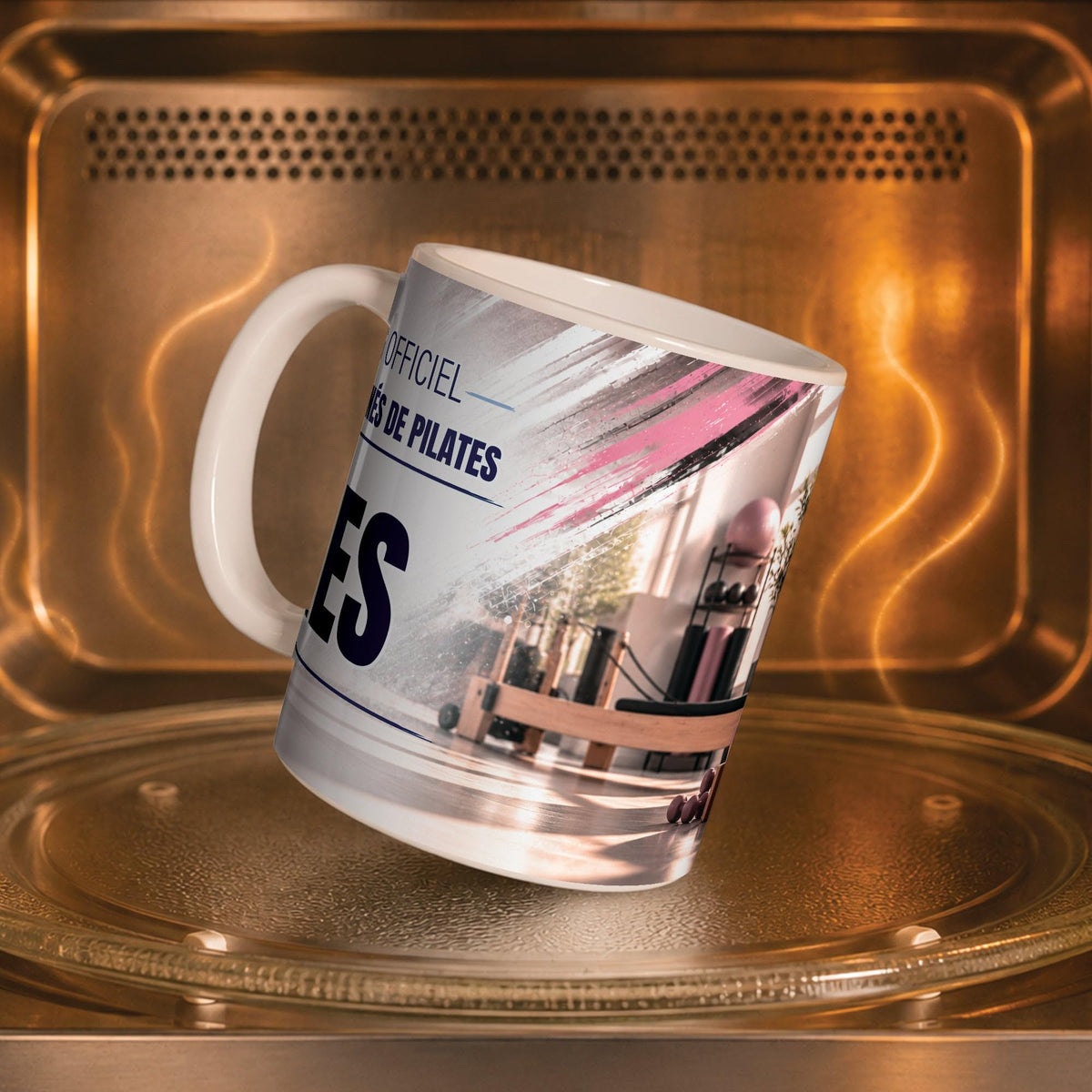 Mug pilates personnalisé dans un four à micro-ondes, pour réchauffer café ou thé ; décor imprimé tout autour de la tasse en céramique, livré chez vous (exemple)