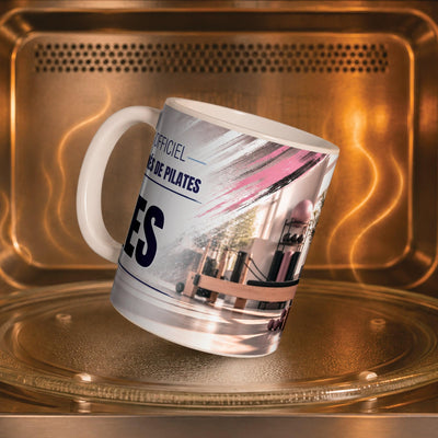 Mug pilates personnalisé dans un four à micro-ondes, pour réchauffer café ou thé ; décor imprimé tout autour de la tasse en céramique, livré chez vous (exemple)