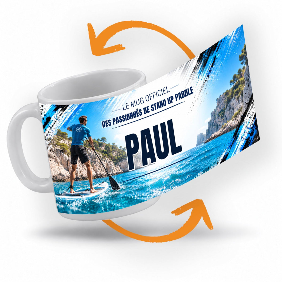 Décor stand up paddle imprimé à 360° sur le mug : un pagayeur debout sur sa planche, des falaises calcaires et une eau turquoise en fond ; prénom au centre, livré chez vous (exemple)