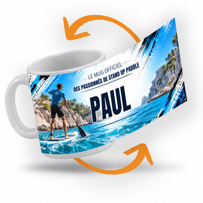 Décor stand up paddle imprimé à 360° sur le mug : un pagayeur debout sur sa planche, des falaises calcaires et une eau turquoise en fond ; prénom au centre, livré chez vous (exemple)
