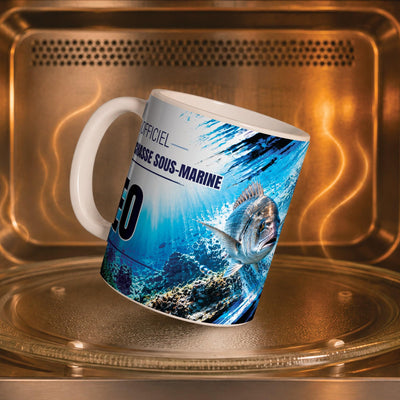 Mug chasse sous-marine dans un four à micro-ondes, on y voit le fond marin et ses rochers : compatible micro-ondes, aussi en version magique révélée par la chaleur ; livré chez vous (exemple)