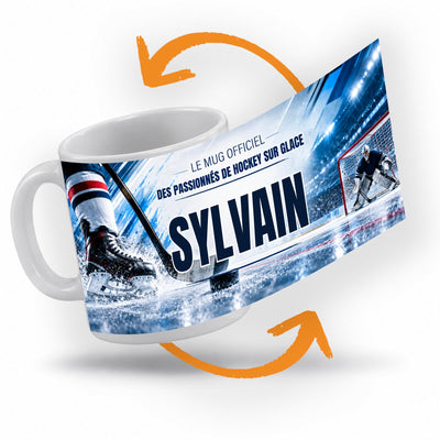 Décor hockey sur glace déroulé à 360° autour du mug : un gardien masqué devant sa cage, touches bleues, votre texte et son prénom au centre ; imprimé puis livré chez vous (exemple)