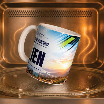 Mug VTT personnalisé dans un four à micro-ondes, pour réchauffer café ou thé ; décor imprimé tout autour de la tasse en céramique, livré chez vous (exemple)