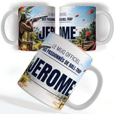 Mug ball-trap personnalisé avec prénom, vu sous trois angles : un tireur qui épaule depuis son poste, décor imprimé à 360° sur céramique blanche ; livré chez vous (exemple)