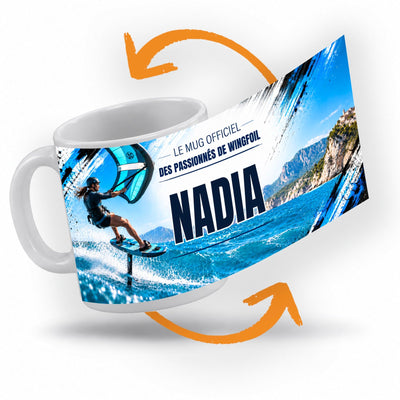 Décor wingfoil femme imprimé à 360° sur le mug : une pratiquante de wingfoil, aile turquoise en main, qui vole sur une mer bleue, côte rocheuse en fond ; prénom au centre, livré chez vous (exemple)