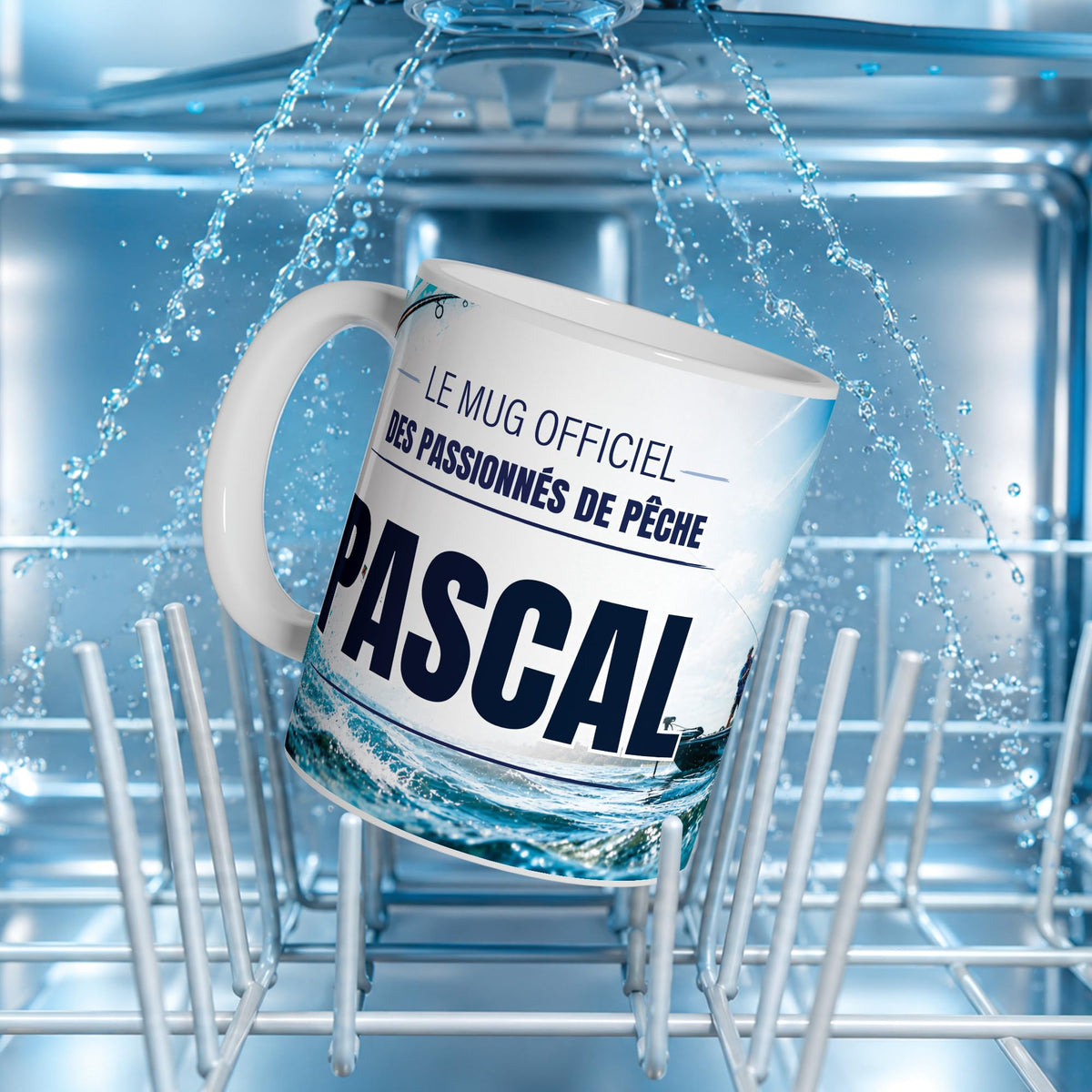 Mug pêche au prénom posé dans un lave-vaisselle : l'impression du décor supporte le lavage en machine ; personnalisé avec votre texte puis livré chez vous (exemple)