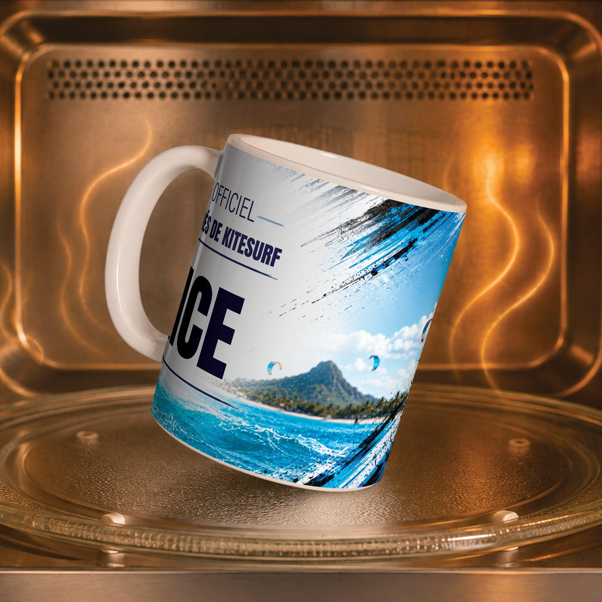 Mug kitesurf femme personnalisé dans un four à micro-ondes, pour réchauffer café ou thé ; décor imprimé tout autour de la tasse en céramique, livré chez vous (exemple)