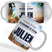 Mug VTT vu de face et de dos : vététiste sur un sentier, un titre au choix et votre prénom, imprimés sur céramique blanche et livrés chez vous (exemple)