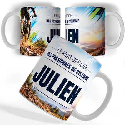 Mug VTT vu de face et de dos : vététiste sur un sentier, un titre au choix et votre prénom, imprimés sur céramique blanche et livrés chez vous (exemple)