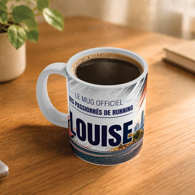 Exemple d'usage : le mug running femme rempli de café sur une table en bois ; 330 ml de céramique blanche, votre prénom imprimé sous le titre, livré à domicile (exemple)