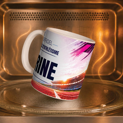 Mug athlétisme dans un four à micro-ondes, on y voit la piste rouge et le stade : compatible micro-ondes, aussi en version magique révélée par la chaleur ; livré chez vous (exemple)