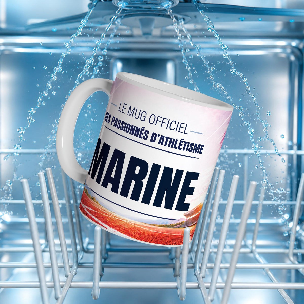 Mug athlétisme au prénom dans le panier d'un lave-vaisselle : impression compatible lave-vaisselle ; neuf textes au choix, dont vos propres phrases, livré chez vous (exemple)