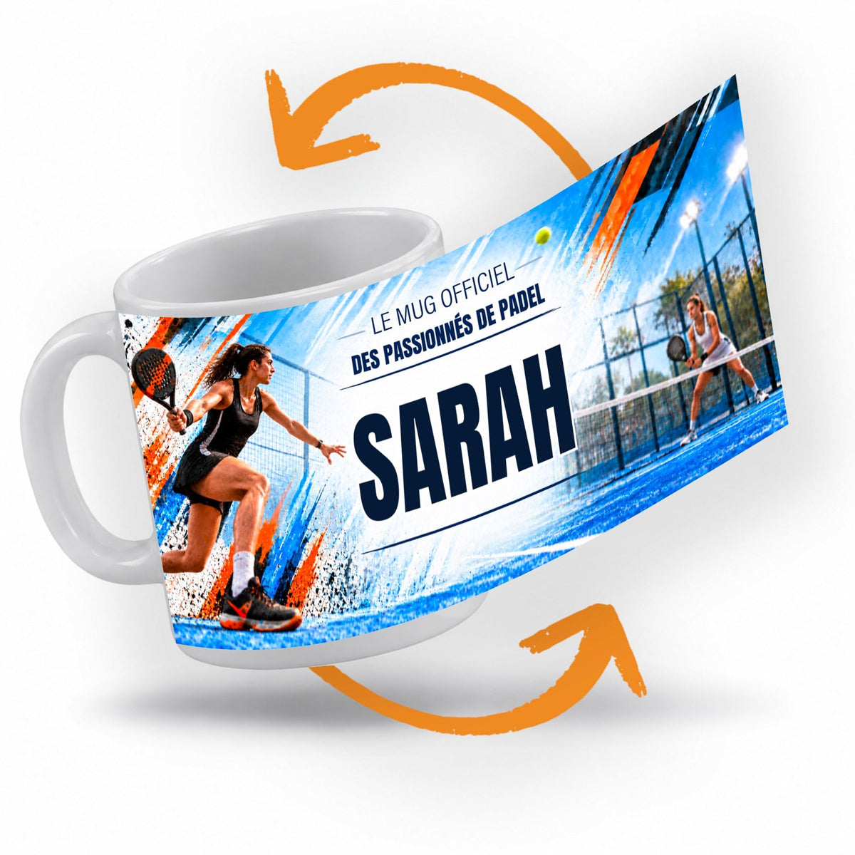 Décor padel femme imprimé à 360° sur le mug : une joueuse de padel en pleine frappe, raquette en main, sur un court bleu vitré sous les projecteurs ; prénom au centre, livré chez vous (exemple)