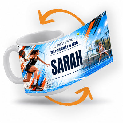 Décor padel femme imprimé à 360° sur le mug : une joueuse de padel en pleine frappe, raquette en main, sur un court bleu vitré sous les projecteurs ; prénom au centre, livré chez vous (exemple)